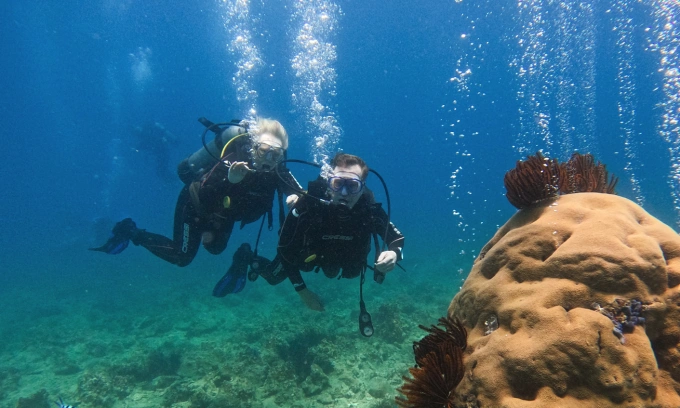 Du khách nước ngoài lặn biển, ngắm san hô ở vịnh Nha Trang. Ảnh: Bùi Toàn