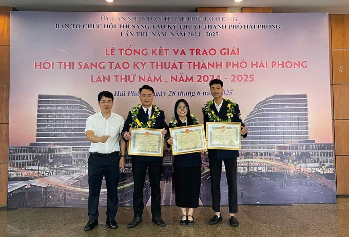 Các thành viên của nhóm sáng chế HCS. Ảnh: NVCC