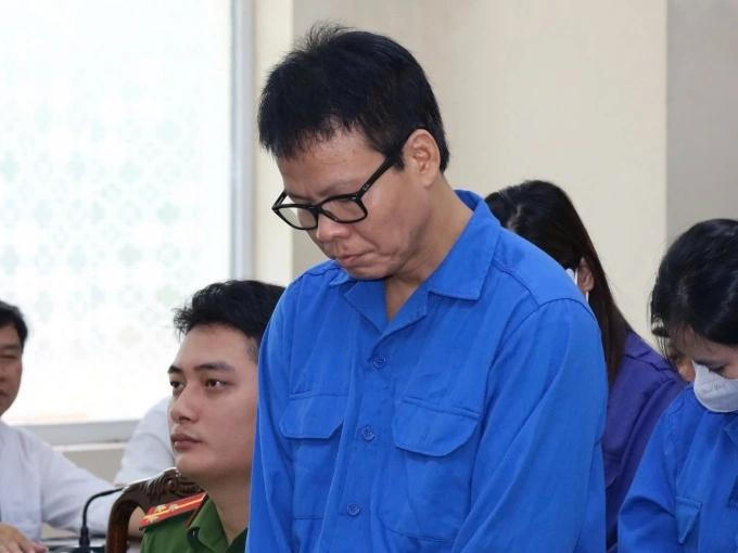 Ông Đồng Xuân Thụ cúi đầu nhận tội và trách nhiệm trước tòa. Ảnh: Lê Tân