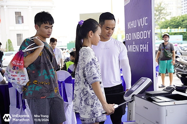 VĐV trải nghiệm đo chỉ số inbody tại expo giải chạy năm ngoái. Ảnh: VnExpress Marathon
