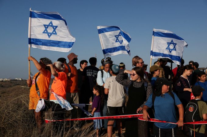 Các nhà hoạt động cánh hữu Israel tham gia cuộc biểu tình tại khu vực biên giới với Dải Gaza hôm 30/ nhằm kêu gọi thúc đẩy kế hoạch tái định cư của Tel Aviv tại Gaza7. Ảnh: Reuters