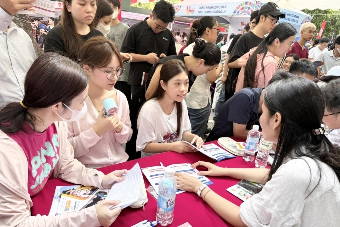 Thí sinh đến tìm hiểu về ngành học của Học viện Ngân hàng, hôm 19/7, tại Hà Nội. Ảnh: Fanpage Học viện Ngân hàng