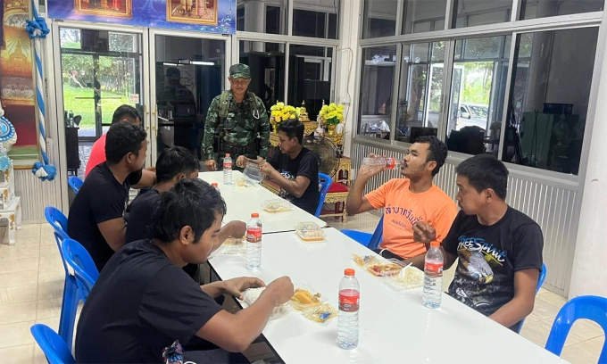 Binh sĩ Thái Lan đứng cạnh những người được cho là lính Campuchia trong ảnh công bố ngày 29/7. Ảnh: Quân đội Thái Lan
