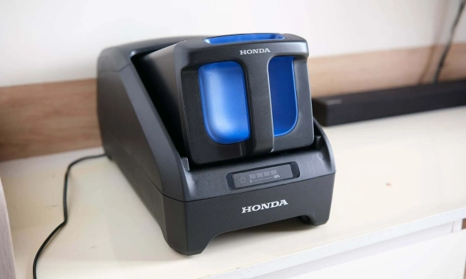 Sạc pin rời của mẫu xe máy điện Honda CUV e:. Ảnh: Nguyễn Thông