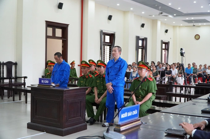 Nguyễn Phú Thuận và Trương Quốc Thái nghe tòa tuyên án. Ảnh: Hoàng Nam