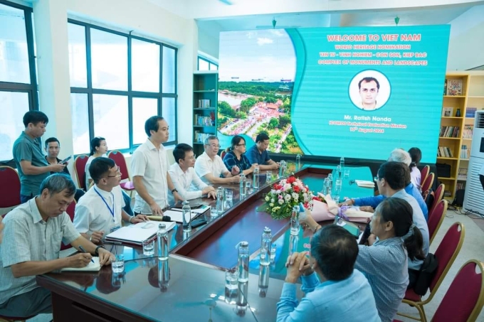 Ông Ngô Đình Dũng, khi còn là Trưởng Phòng Văn hóa thông tin thị xã Quảng Yên báo cáo với đoàn chuyên gia khảo sát Bãi cọc Bạch Đằng trong hồ sơ trình UNESCO. Ảnh: Xuân Hoa