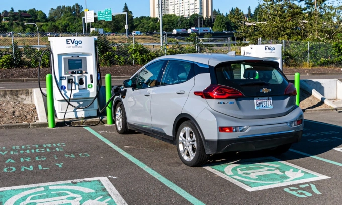 Xe điện Chevrolet Bolt tại trạm sạc EVgo ở Tacoma, Washington. Ảnh: Joe A. Kunzler