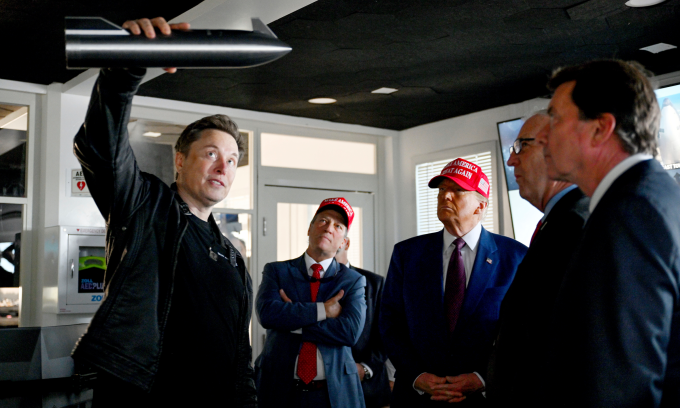 Elon Musk giải thích cho ông Trump trước buổi phóng tàu Starship ở Texas tháng 11/2024. Ảnh: AP