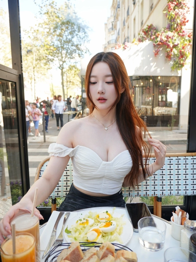 Phong cách thời trang của nữ MC có phần táo bạo.