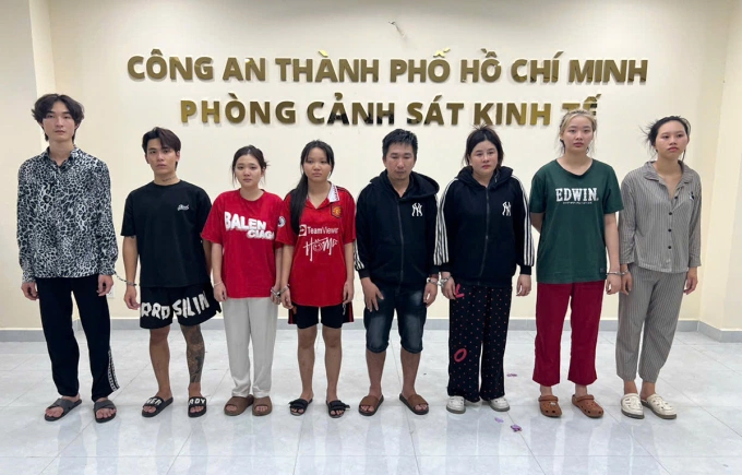 Huỳnh Văn Lực (bìa trái) cùng những người bị bắt. Ảnh: Công an cung cấp
