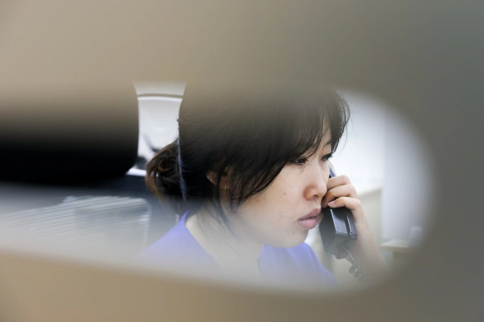 Tổng đài viên là bộ phận tiếp nhận ca bệnh đầu tiên, mở đường cho cuộc đua cấp cứu. Ảnh: Phùng Tiên
