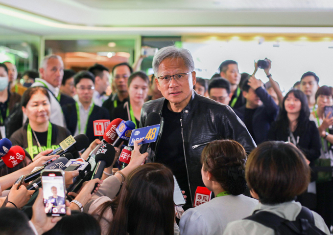 CEO Nvidia, Jensen Huang, được giới truyền thông săn đón ở Computex 2024. Ảnh: Khương Nha