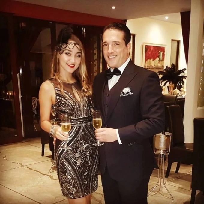 Ông trùm Bitcoin người Mỹ Alexander Amado Johnson và vợ người Indonesia Luna Almazkyzy. Ảnh: Facebook