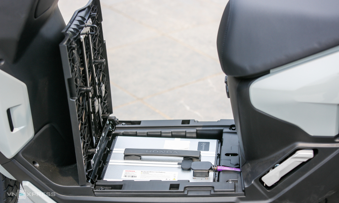 Khối pin lithium-ion trên mẫu xe máy điện Honda ICON e:. Ảnh: Lương Dũng