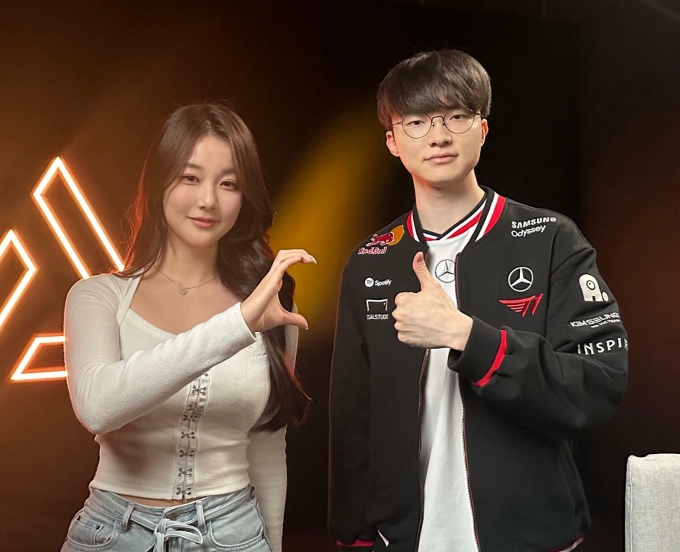 Kitty chụp hình cùng Faker tại MSI 2025.