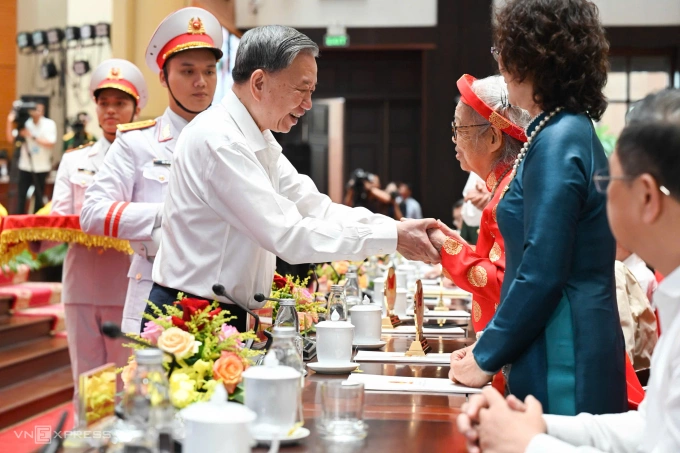 Tổng Bí thư Tô Lâm gặp gỡ tri ân các mẹ Việt Nam anh hùng, sáng 31/7 tại trụ sở Bộ Quốc phòng. Ảnh: Giang Huy