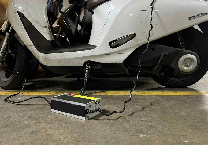 Adapter sạc của xe máy điện VinFast Evo200, các rãnh hình tròn là nơi thoát gió quạt tản nhiệt. Ảnh: Phạm Hải