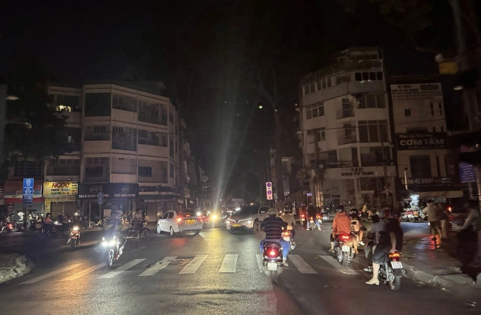 Trung tâm TP HCM mất điện. Ảnh: Thanh Toàn