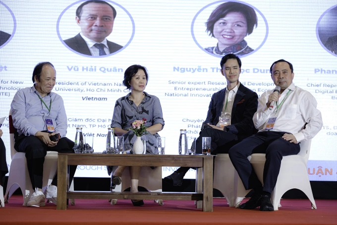 PGS.TS Vũ Hải Quân (cầm micro) chia sẻ tại buổi thảo luận. Ảnh: Phạm Hương