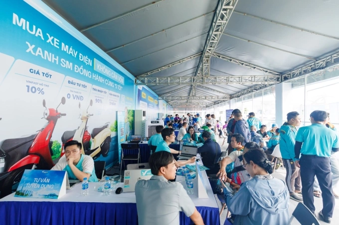 Khu vực tư vấn tài chính, hỗ trợ người dùng chuyển đổi xe điện thu hút đông người tìm hiểu. Ảnh: Tuấn Vũ