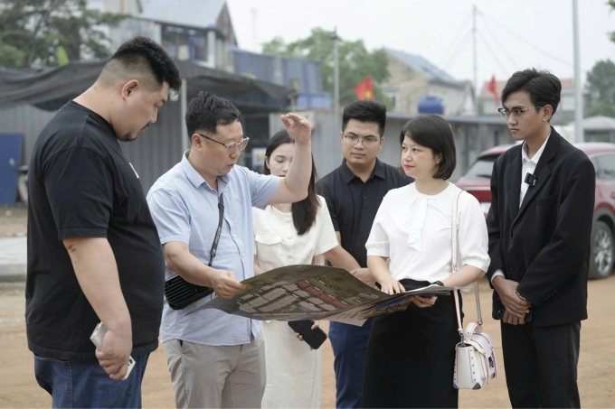Khách hàng tới tìm hiểu dự án.