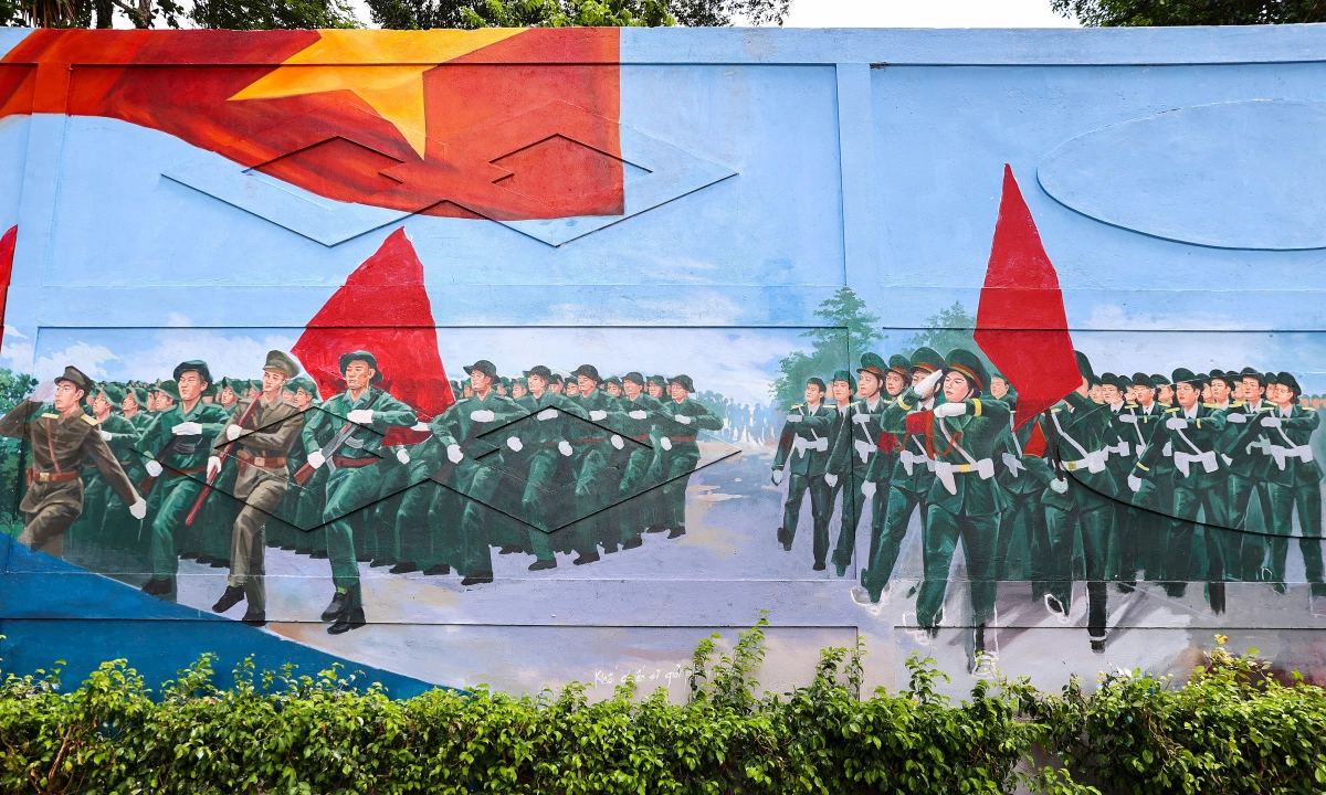 Tranh bích họa dài 300 m về các khối diễu binh