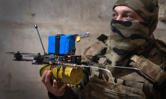 Binh sĩ Ukraine cầm drone trên tay tại cứ điểm ở tỉnh Donetsk tháng 3/2024. Ảnh: AP
