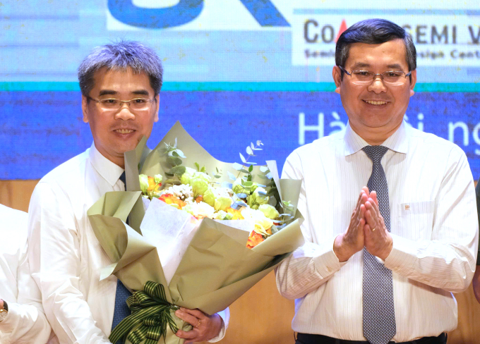 Thứ trưởng Nguyễn Văn Phúc tặng hoa chúc mừng các mạng lưới, chiều 1/8. Ảnh: Dương Tâm