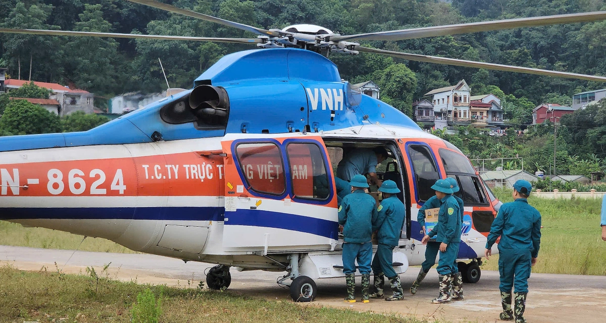 Quân đội điều trực thăng cứu 8 người mắc kẹt do lũ