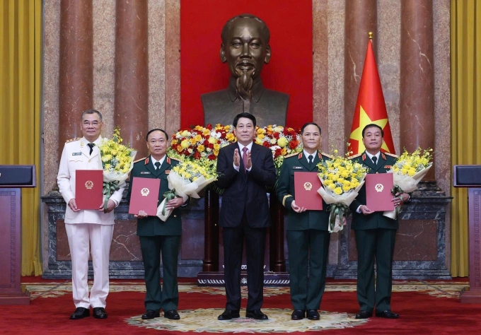 Chủ tịch nước Lương Cường trao các quyết định thăng hàm cho tướng lĩnh quân đội, công an. Ảnh: TTXVN