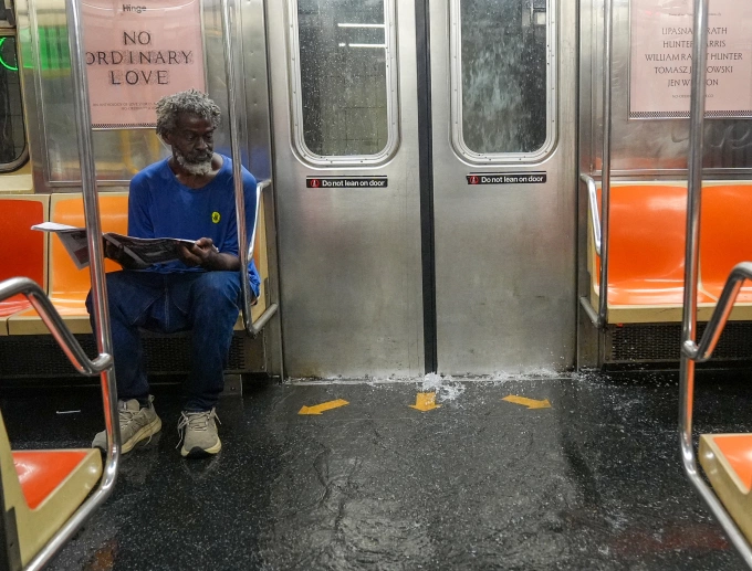 Mưa lớn gây lũ lụt tại một số ga tàu điện ngầm ở thành phố New York ngày 31/7. Ảnh: AFP