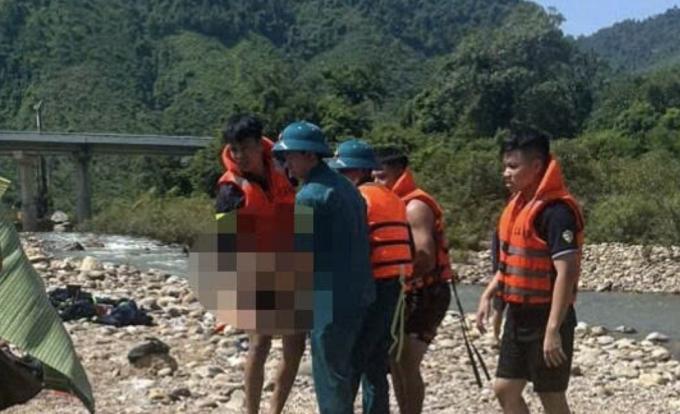 Thi thể nạn nhân được đưa lên bờ, bàn giao cho gia đình lo hậu sự. Ảnh: Lê Niệm