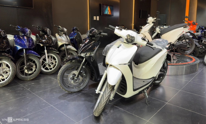 Một cửa hàng bán xe máy điện ở Hà Nội. Ảnh: Minh Quân