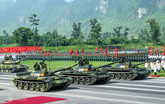 Xe tăng dẫn đầu khối khí tài quân sự tiến qua lễ đài trong buổi tổng hợp luyện các lực lượng diễu binh 80 năm Quốc khánh tại Trung tâm huấn luyện Quốc gia Miếu Môn (Hà Nội), ngày 17/7/2025. Ảnh: Giang Huy