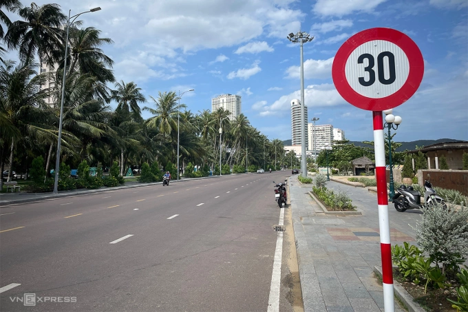 Biển giới hạn tốc độ 30 km/h lắp đặt dọc tuyến đường Xuân Diệu. Ảnh: Trần Hóa