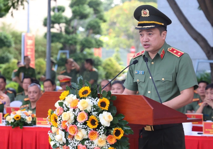 Trung Tướng Mai Hoàng phát biểu trong lể ra quân. Ảnh: Quốc Thắng