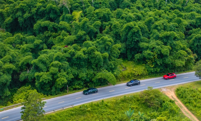 Ba chiếc Porsche lăn bánh trên đường Hồ Chí Minh, trong hành trình trải nghiệm Hà Nội - Pù Luông, Thanh Hóa.