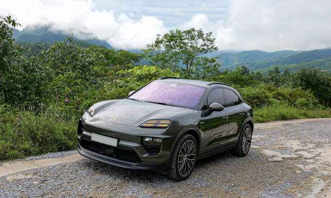 Porsche Macan 4 lăn bánh trên quốc lộ 15C, Thanh Hóa.
