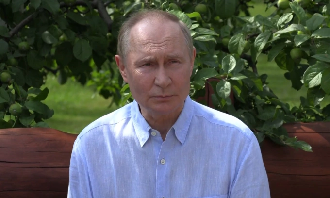 Ông Putin phát biểu với báo giới khi gặp ông Lukashenko hôm 1/8. Ảnh: TASS