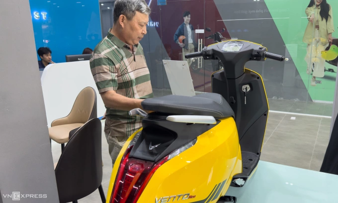Một khách hàng đang xem xe máy điện tại một đại lý. Ảnh: Minh Quân