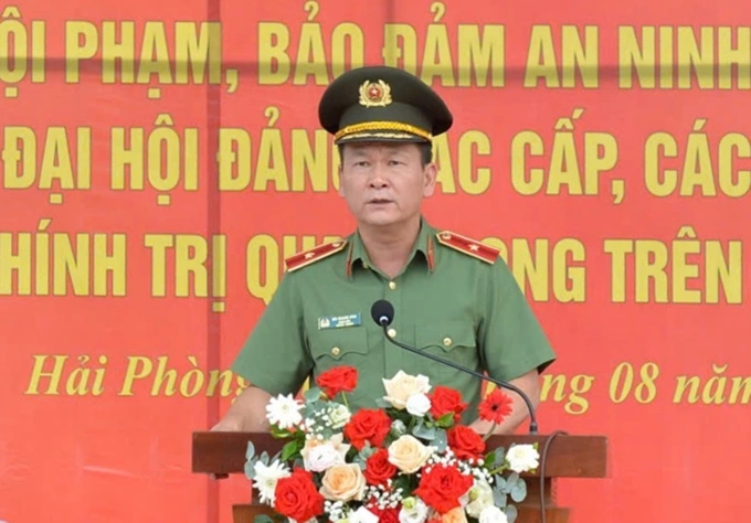Thiếu tướng Bùi Quang Bình đặt quyết tâm đánh tận gốc rễ các loại tội phạm trong lễ ra quân. Ảnh: Lê Tân