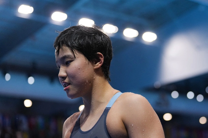Yu Zidi sau khi hoàn thành nội dung thi đấu 200 m bơi bướm nữ. Ảnh: AFP