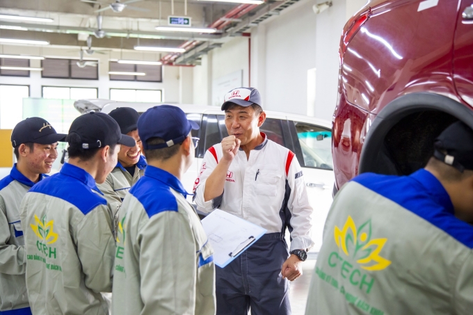 2 chuyên gia người Nhật Bản đứng lớp hướng dẫn kỹ thuật ôtô cho sinh viên CTECH. Ảnh: CTECH