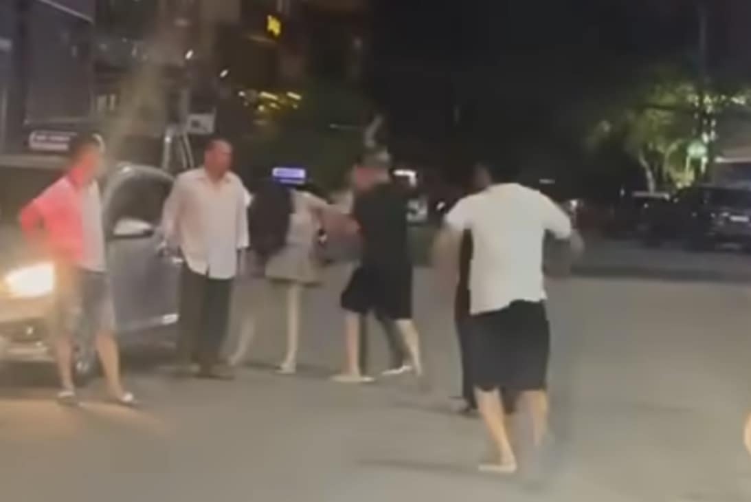Ba cô gái trình báo nhiều người đàn ông đánh hội đồng ở giữa đường