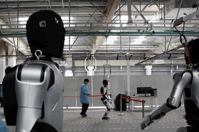 Nhân viên kiểm tra robot trên dây chuyền sản xuất tại một nhà máy ở Thượng Hải, Trung Quốc, hồi tháng ba. Ảnh: Reuters