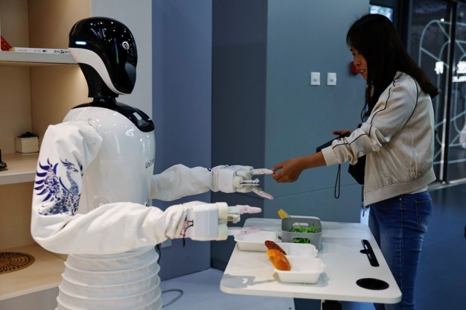 Một robot hình người được trưng bày tại Khu Công nghiệp Robot Bắc Kinh thuộc Khu Phát triển Kinh tế và Công nghệ Bắc Kinh hồi tháng 5. Ảnh: Reuters