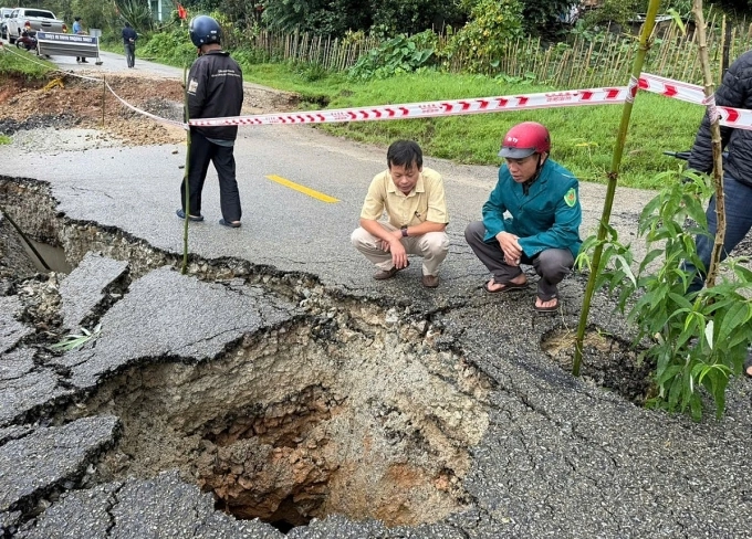 Hố tử thần xuất hiện bên điểm sụt lún trên quốc lộ 40B. Ảnh: Quốc Huy