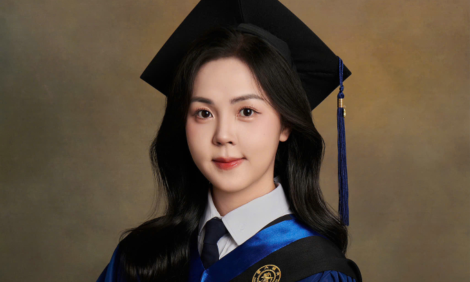 Nguyễn Mai Chi chụp ảnh dịp lễ tốt nghiệp Đại học Giao thông Thượng Hải hồi tháng 5. Ảnh: Nhân vật cung cấp