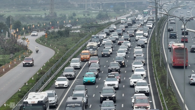 Các xe di chuyển trên cao tốc Pháp Vân - Cầu Giẽ theo hướng vào trung tâm thành phố. Ảnh: Việt An