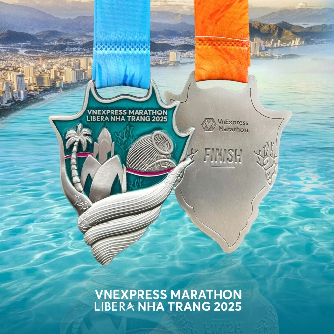 Mặt trước và sau của huy chương VnExpress Marathon Libera Nha Trang 2025 với hình dáng vỏ ốc lạ mắt. Ảnh: VnExpress Marathon